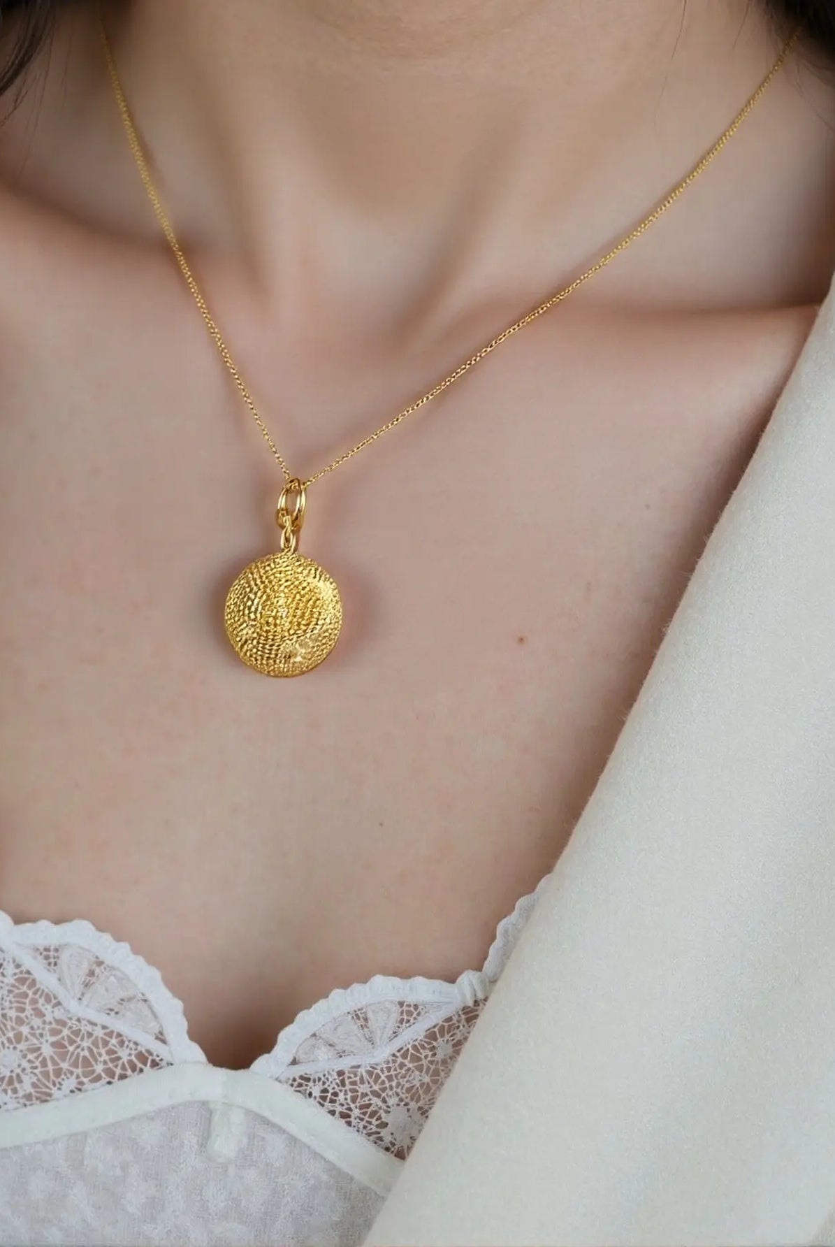 Earth Necklace in Gold – Nature-Inspired Elegant Pendant