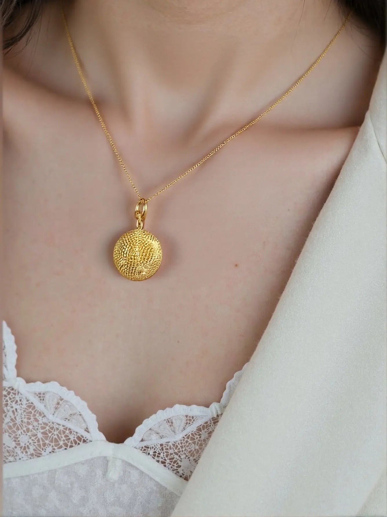 Earth Necklace in Gold – Nature-Inspired Elegant Pendant