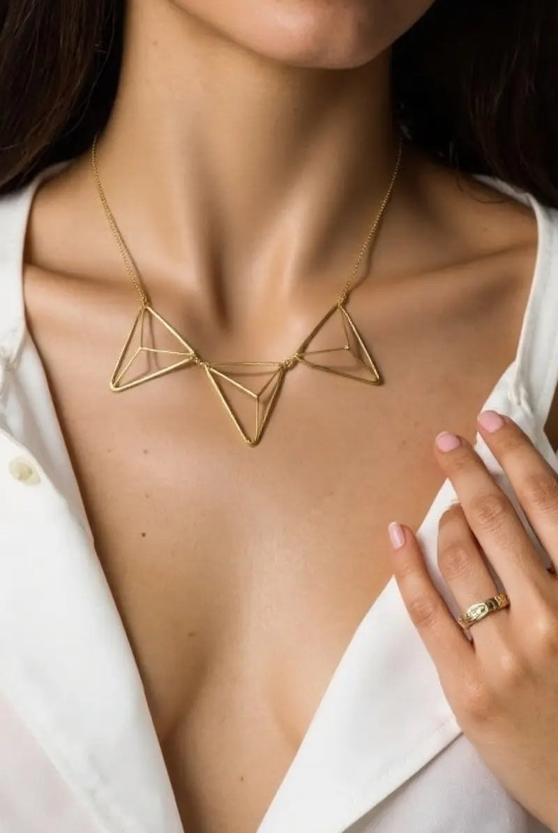 Zinnia Necklace in Platinum – Chic Floral Pendant for Any Occasion