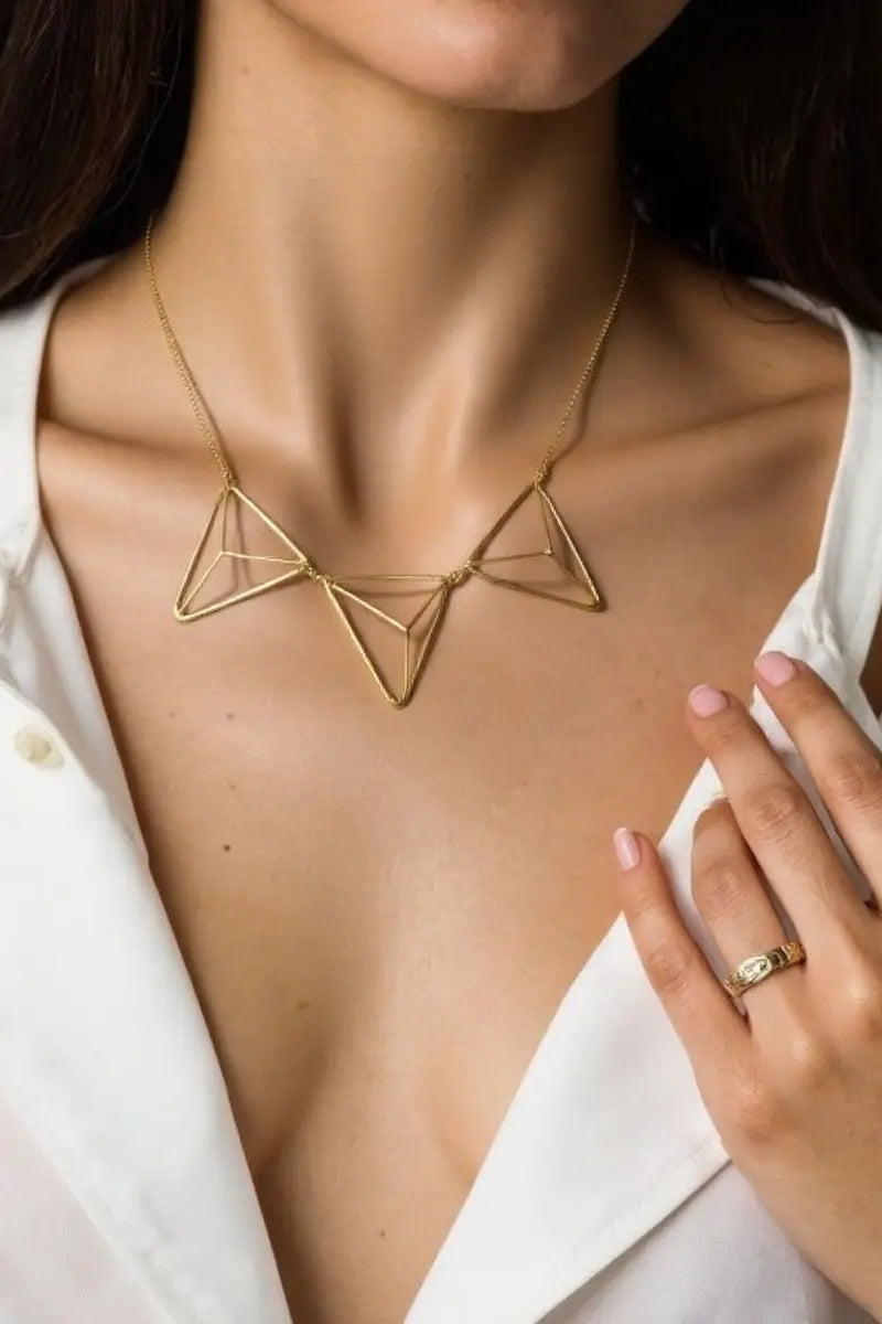 Zinnia Necklace in Platinum – Chic Floral Pendant for Any Occasion