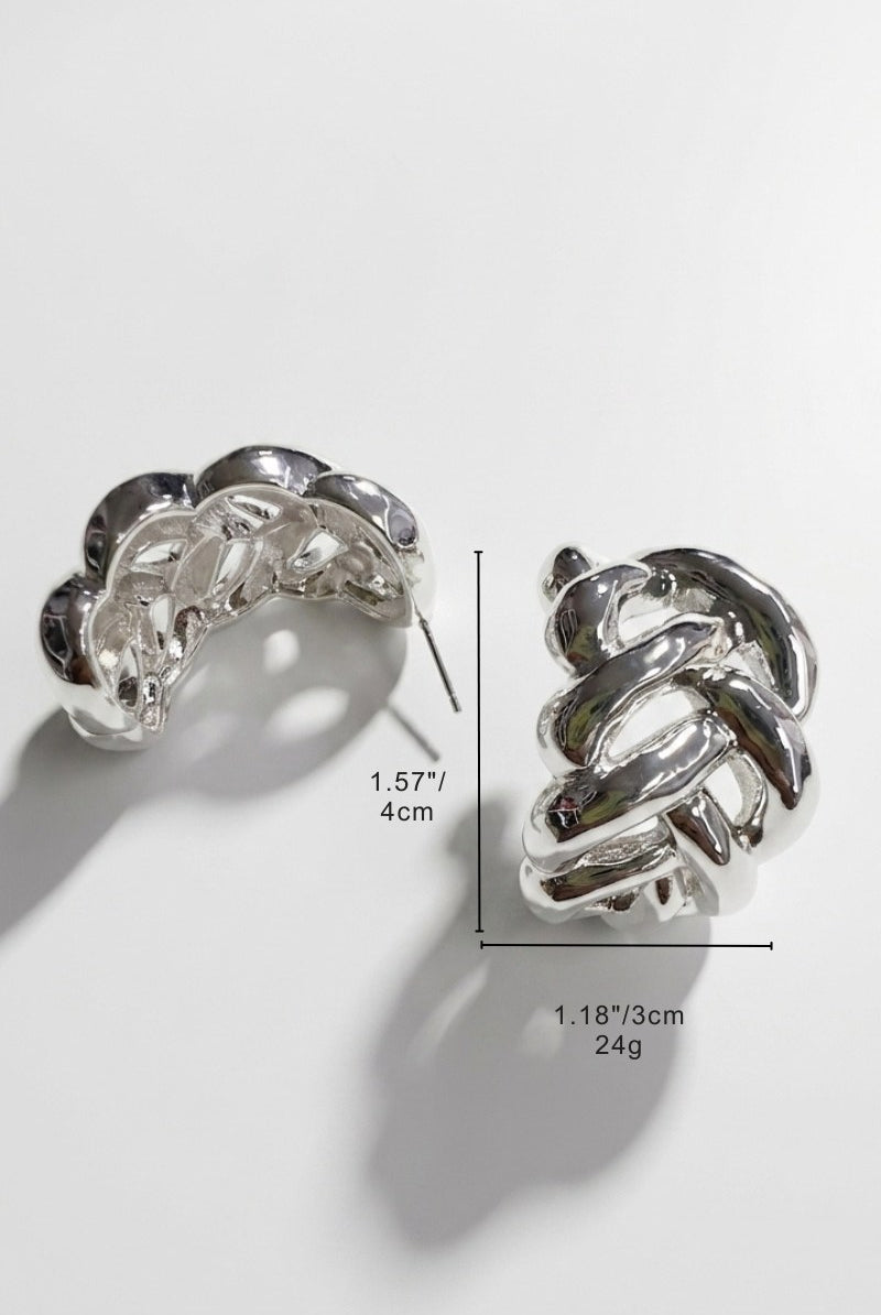Size reference for silver-tone braided earrings showing 4 cm height, 3 cm width, and 24 g weight